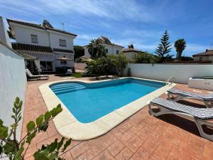 una piscina frente a una casa en Azafama Buena, en Chiclana de la Frontera