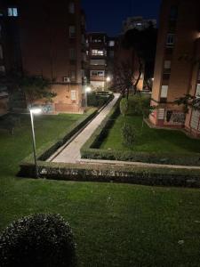 Cozy private room with shower #1 في مدريد: شارع المدينة ليلا مع انارة الشارع