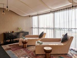Posezení v ubytování Fairmont Ajman