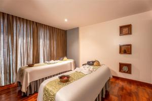 Rúm í herbergi á Radisson Resort Hatgad Saputara