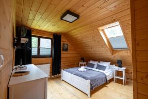 Postel nebo postele na pokoji v ubytování Dom na Zielonym Wzgórzu z własną Sauną i Jacuzzi