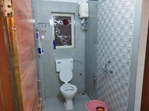 Ένα μπάνιο στο Morya's Bungalow