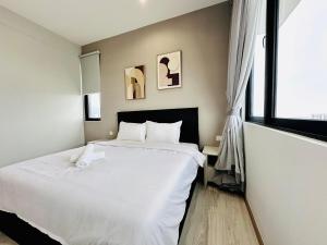 una camera da letto con un grande letto bianco e una finestra di Premium Comfort Rooftop View bayan lepas airport 9pax a Bayan Lepas Altre 22 foto
