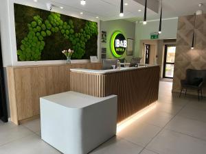 bar w restauracji ze ścianą z zielonych winogron w obiekcie B&B HOTEL Piotrków Trybunalski w Piotrkowie Trybunalskim