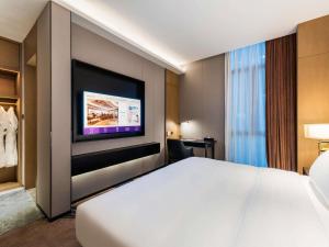 Mercure Shenzhen Longgang客房内的一张或多张床位