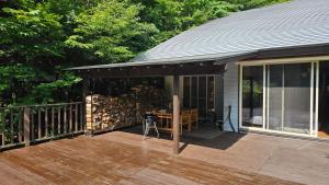 Balkoni atau teres di The Deck Villa KitaKaruizawa