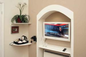 En TV eller et underholdningssystem på Piccolino Hyde Park Hotel