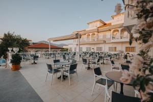 A balcony or terrace at Viking Garden Hotel
