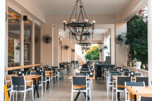 A restaurant or other place to eat at Viking Garden Hotel