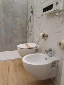 Bilik mandi di Luxury Rooms Bari +36 gambar