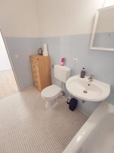 Ένα μπάνιο στο 2RoomStay