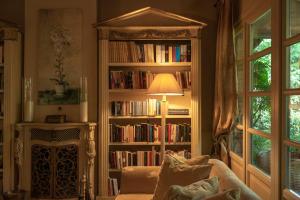 Η βιβλιοθήκη της βίλας +36 φωτογραφίες