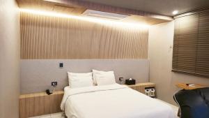 Postel nebo postele na pokoji v ubytování Shire Hotel Busan Station