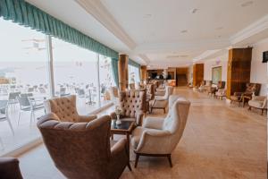 A seating area at Viking Garden Hotel