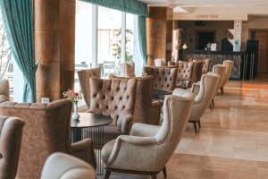 A seating area at Viking Garden Hotel