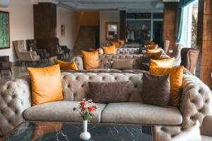 A seating area at Viking Garden Hotel