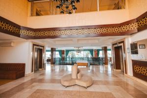A seating area at Viking Garden Hotel