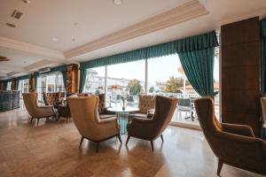 A seating area at Viking Garden Hotel