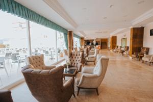 A seating area at Viking Garden Hotel