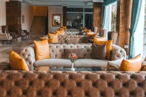A seating area at Viking Garden Hotel