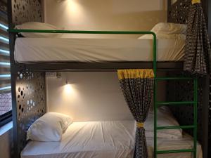 Postel nebo postele na pokoji v ubytování Zostay Urban Retreat Deluxe Rooms & Premium Dorms
