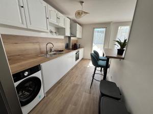 Η κουζίνα ή μικρή κουζίνα στο Spacious renovated apartment near Paris metro 11