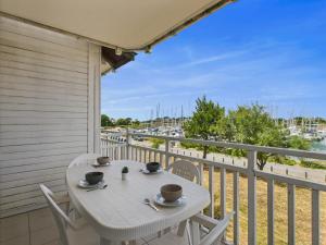una mesa en el balcón con vistas a la playa en Face au port - 400m plage - Appart pour 2, en Arzon 7 fotos más
