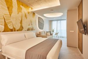 大加那利岛拉斯帕尔马斯Silken Atlantis Suites - Holiday Homes的带一张大床和一张沙发的卧室