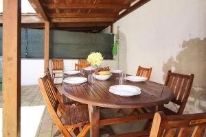 トッレ・グランデにあるOhana Beachの木製テーブル(皿、果物入り)