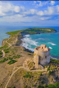 トッレ・グランデにあるOhana Beachの海に浮かぶ古い建物のある島