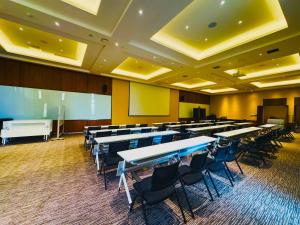 UrhoKaramay West Wuzhen Tancheng Hotel的一个带桌椅和讲台的讲座室 更多36张照片