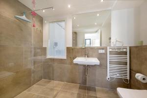 ビンツにあるHaus Avella Wohnung Nr. 29の洗面台、シャワー、鏡を備えたバスルーム +13枚の写真