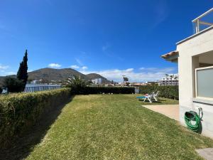 een achtertuin met een gazon en een huis bij Villa Dulce in Port d'Alcudia