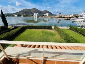 uitzicht op een meer vanaf een balkon bij Villa Dulce in Port d'Alcudia