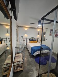 Cozy private room with shower #1 في مدريد: غرفة نوم بها سرير ومرآة