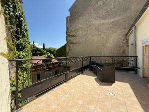 a balcony with a railing next to a wall at Face à la gare - Chambre 4 in Roanne