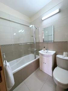 Ένα μπάνιο στο Sunrise Palette Suites +19 φωτογραφίες