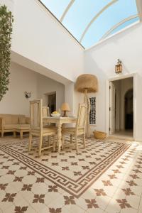 un soggiorno con tavolo e sedie di Dar El Aalia Sea View Stay in Iconic Sidi Bou Saïd a Sidi Bou Saïd