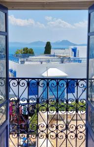una vista dalla finestra di un balcone di Dar El Aalia Sea View Stay in Iconic Sidi Bou Saïd a Sidi Bou Saïd