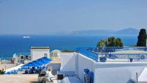 un edificio bianco con vista sull'acqua di Dar El Aalia Sea View Stay in Iconic Sidi Bou Saïd a Sidi Bou Saïd Altre 10 foto