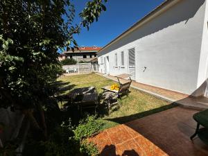 a backyard with a patio furniture and a house at Tigrillo Bed&Breakfast in Olbia