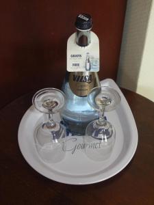 eine Flasche Wein und zwei Gläser auf dem Tisch in der Unterkunft Dreimädelhaus - Kirchseelte in Kirchseelte