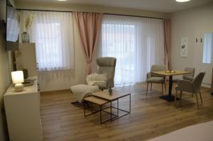 a living room with a couch and chairs and a table at Ferienwohnung Mühlenanger in Quedlinburg