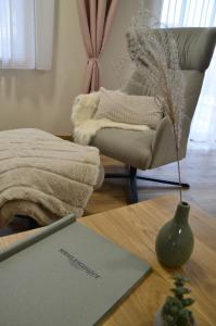 a living room with a chair and a table at Ferienwohnung Mühlenanger in Quedlinburg
