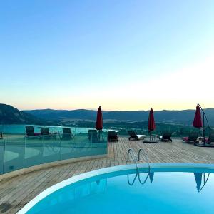 Bazén v ubytování Hotel Carre Noir nebo v jeho okolí