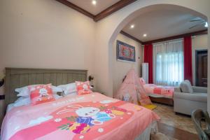 Karamay West Wuzhen Tancheng Hotel客房内的一张或多张床位