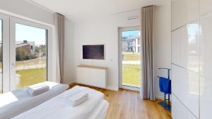 Una televisión o centro de entretenimiento en Lighthouse Duhner Spitze - W03