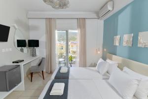 Cama ou camas em um quarto em Hotel Kalloni