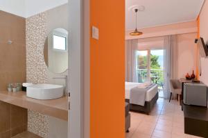 Cama ou camas em um quarto em Hotel Kalloni