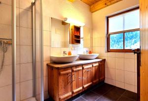 2 lavandini su un bancone in legno in bagno di Almliesl HUET-484 a Hüttschlag